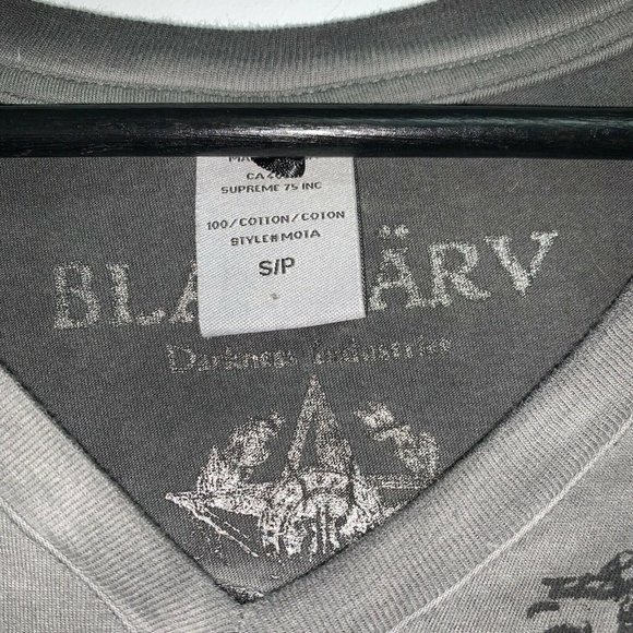 Blackarv Darkness Industries Mens Gray V-Neck Short Sleeve TShirt Size S Graphic - Picture 3 of 7